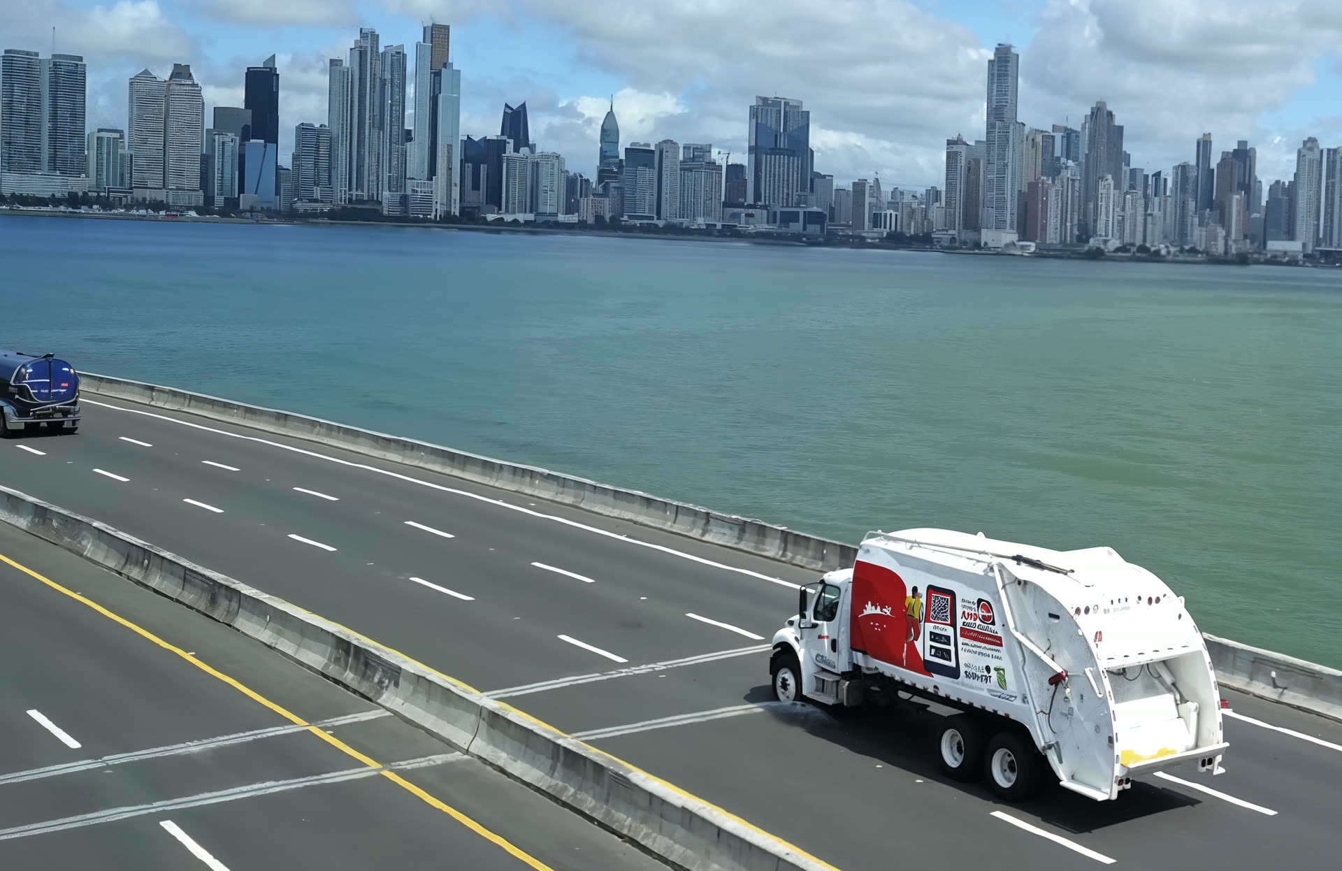 Imagen de una vía de Panamá con el Camión de recolección